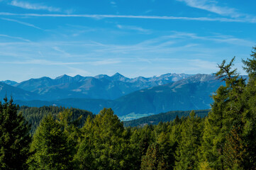 Bergige Landschaft in Österreich.  Blick von einem hochgelegenen Punkt auf  eine Gebirgskette. Sonniger Herbsttag