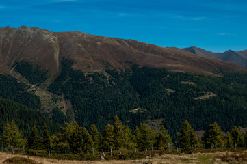 Bergige Landschaft in &Ouml;sterreich.  Blick von einem hochgelegenen Punkt auf  eine Gebirgskette. Sonniger Herbsttag
