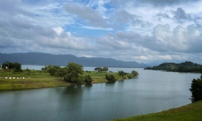 Obraz premium lake and clouds at timah tasok perlis malaysia