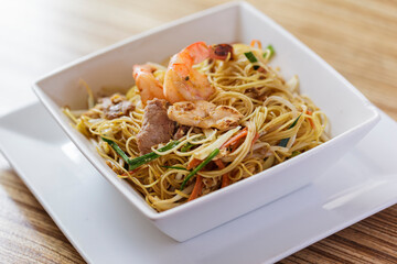 asian tir fried noudles porc chicken shrimp meal