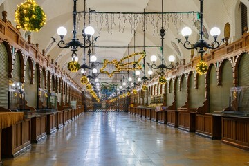 Bożonarodzeniowe ozdoby w krakowskich Sukiennicach - obrazy, fototapety, plakaty