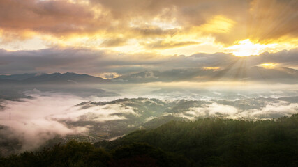 雲海に囲まれる幻想的な朝