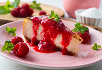 American-style cheesecake with raspberry sauce