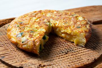 Spanish omelette cooked with potato and zucchini. Typical recipe from the central area of ​​Spain.