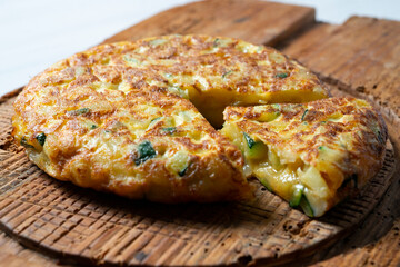 Spanish omelette cooked with potato and zucchini. Typical recipe from the central area of ​​Spain. © Leckerstudio