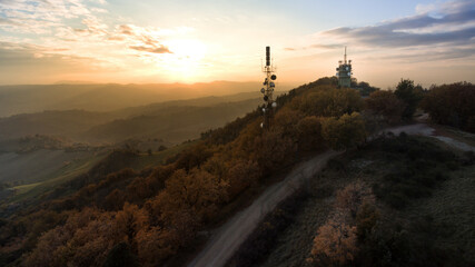 vista aerea delle antenne televisive su collina in stagione autunnale al tramonto