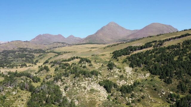 survol d'un lac de montagne et des forets dans les Pyr&eacute;n&eacute;es-Orientales, sud de la France, parc naturel des Bouillouses	