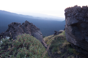 Vista tra le rocce del vulcano Etna