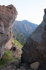 Vista tra le rocce del vulcano Etna
