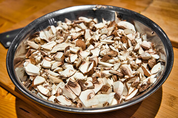 Champigon Pilze zum kochen klein schneiden