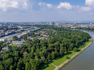 Fototapeta na wymiar Ludwigshafen am Rhein Wasser Fluss Industriestadt Parkinsel 