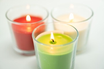 Fototapeta na wymiar conjunto de tres velas de color verde, rojo y blanco. velas encendidas