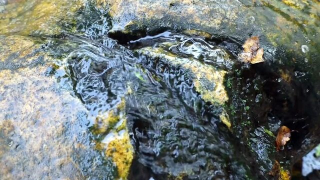 das Wasser sucht sich seinen Weg &uuml;ber den Felsen