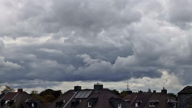Dramatische Wolken Wolken zeigen ein Unwetter zieht auf -  Zeitraffer Video 
