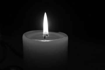 brennende Kerze in schwarz weiß