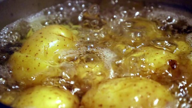 Kartoffeln kochen im Topf
