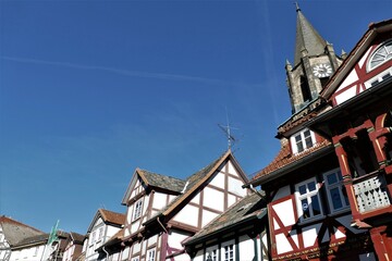 Fachwerkhäuser im Detail mit Turm der Stiftskirche in Rotenburg an der Fulda