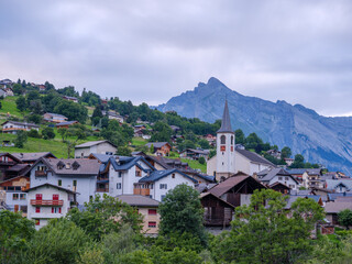 Fototapeta premium Bergdorf mit Kirche
