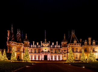 Fototapeta na wymiar The manor at Waddesdon in Buckinghamshire illuminated in winter lights for Christmas