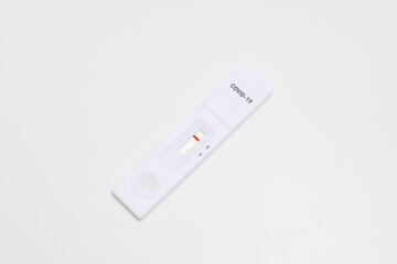 白背景の抗原検査キット ピンク背景の抗原検査キット