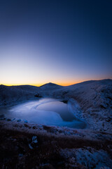 冬の九重連山。夜明けの池