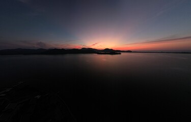 Fototapeta premium 山陰海岸国立公園 京丹後市久美浜湾の綺麗な夕焼け ドローンパノラマ撮影