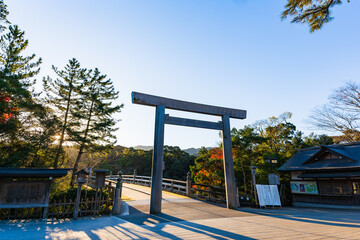 伊勢神宮　内宮　朝日に照らされる宇治橋鳥居