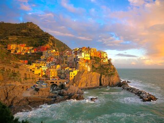 夕暮れのチンクエテッレの街並み