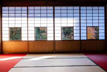 京都　雲龍院　窓から見る紅葉の庭　