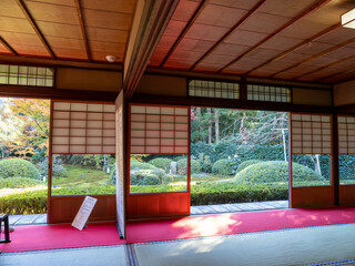 京都　雲龍院　窓から見る紅葉の庭　