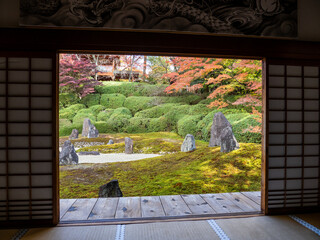 京都　光明院　窓から見える紅葉　石庭