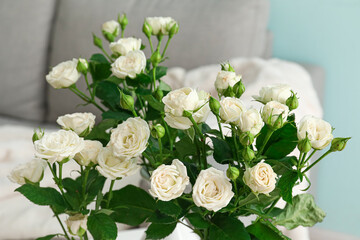 Obraz na płótnie Canvas Bouquet of beautiful roses in room, closeup