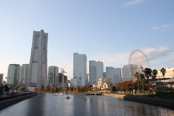 Naklejka premium 横浜みなとみらいの運河とロープウェイと高層ビルの風景