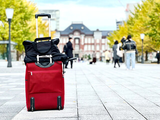 東京駅の前に置いたキャリーバッグと荷物