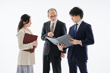 白背景でミーティングをするアジア人のビジネスパーソン