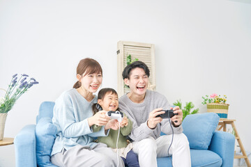 テレビゲームする家族　リビング