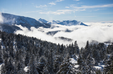 paysage alpin: Chamrousse et le massif de Belledonne sous la neige en hiver avec des nuages dans la vall&eacute;e