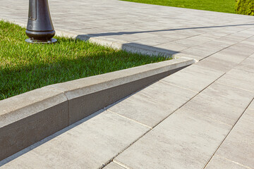 Combination of different levels of curbstone at the junction when paving.