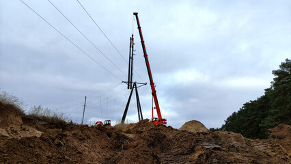 Budowa nowej drogi. Usuwanie kolizji z linią energetyczną. © WalDec