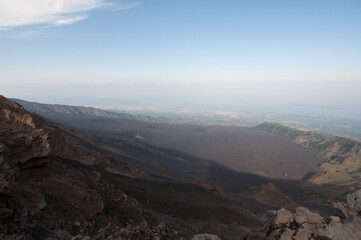 Vista paesaggio della Vallata del Vulcano Etna con rocce in primo piano