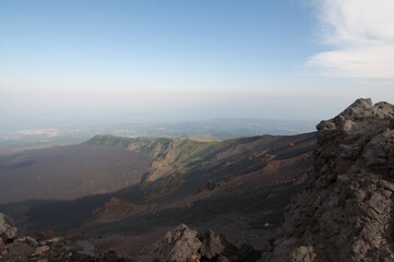 Vista paesaggio della Vallata del Vulcano Etna con rocce in primo piano