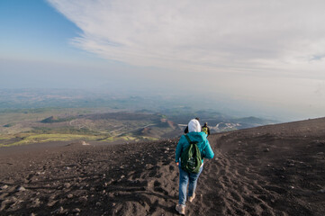Escursionisti scendono dal un versante sabbioso del Vulcano Etna - obrazy, fototapety, plakaty