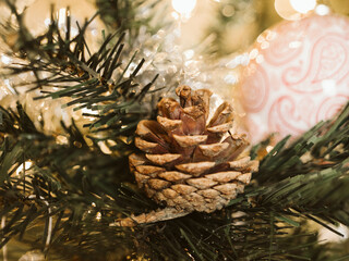 Détail de pomme de pin dans un sapin de Noël en décoration intérieur pour les fêtes de fin d'année