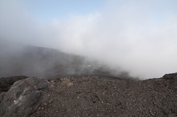 Vista del paesaggio vulcanico Etna con nebbia