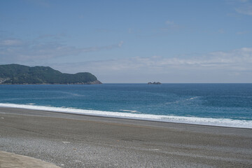 三重県熊野市から紀宝町まで熊野灘に面した日本で一番長い砂礫海岸 七里御浜の風景