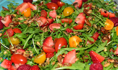 salat aus rucola, erdbeeren und granatapfel