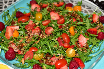 salat aus rucola, erdbeeren und granatapfel