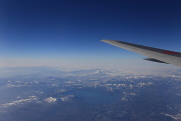 Fototapeta premium 空から見た冬の支笏湖と羊蹄山