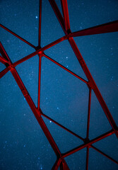 赤いトラス橋から見上げた星空