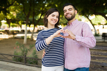 Obraz premium Young woman and man with romantic feelings